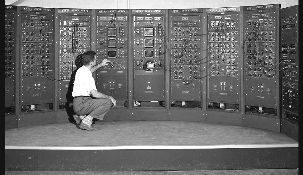 Photo of Large Government Analog Computer as shown on the Reeves Motal Piano and Synthesizer Music Website